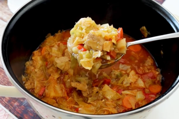 OVA DVA SASTOJKA DODAJTE KAKO BI VAM KUPUS BIO UKUSNIJI: Svi su zaboravili na to, sada se samo u restoranima tako sprema!