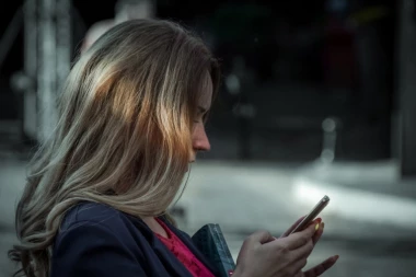 OJADIO JU JE! Hrvatica mislila da se dopisuje sa DRUGOM IZ SREDNJE ŠKOLE, a onda je preko noći ostala BEZ PREBIJENE PARE