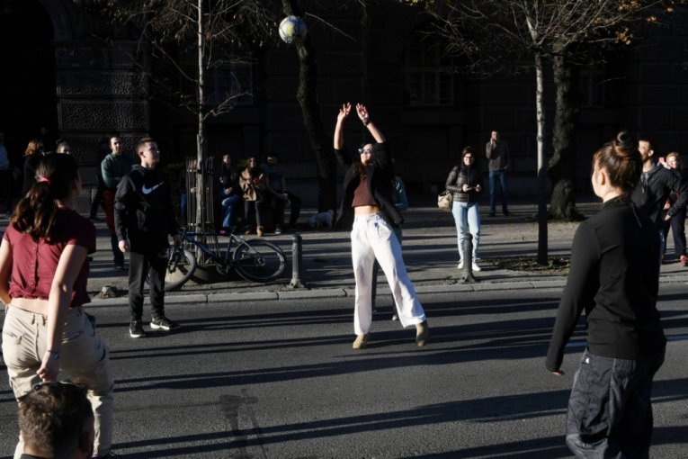 Studenti blokirali ulice da bi igrali odbojku
