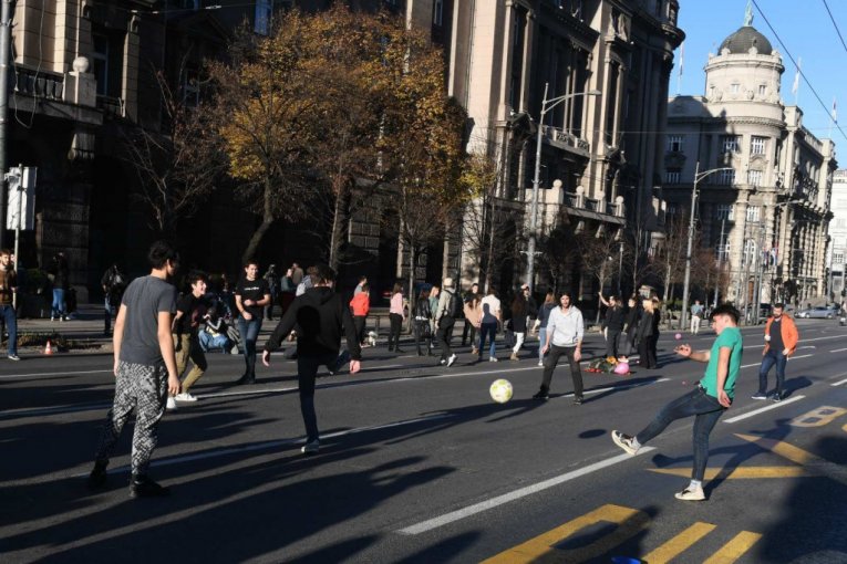 Studenti blokirali ulice da bi igrali fudbal