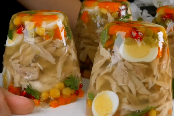 NAPRAVITE BOŽIĆNE PIHTIJE: Sa OVIM sastojcima ćete ih OBOŽAVATI, a spremaju se nikad lakše! (FOTO)