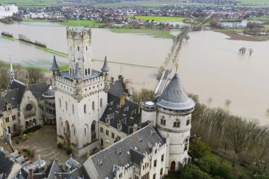 NEMAČKU ZADESILO JEZIVO NEVREME NA BOŽIĆ! Nekoliko STOTINA ljudi evakuisano, katastrofa od NEČEG mnogo goreg im uliva strah! (FOTO)