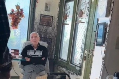 EMOTIVAN SNIMAK KOJI JE RASPKALAO SVE NA MREŽAMA: Vremešni dekica nije mogao da sakrije suze kad je ugledao njega! (VIDEO)