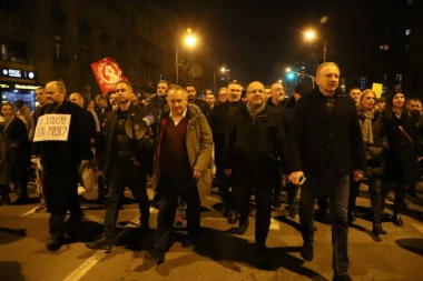 PROTESTI OPOZICIJE SE SVE BRŽE ZAVRŠAVAJU: Okupljeni prošetali do RTS, pa se razišli