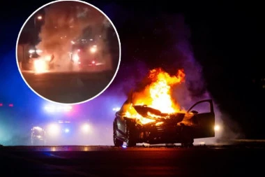 IZGOREO AUTOMOBIL U KRAGUJEVCU: Vatra kulja na sve strane!