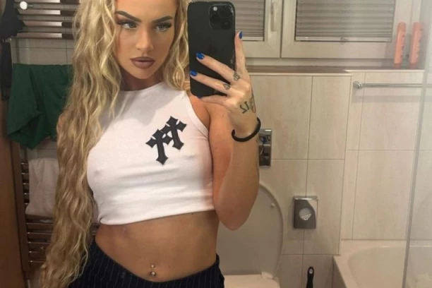 NAJLEPŠA FUDBALERKA BEZ BRUSA! Atraktivna Ališa Leman ČASTI FANOVE! Istakla GRUDI I TANAK STRUK!