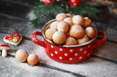 VAZDUŠASTE FRITULE SA JOGURTOM: Jednostavni doručak koji će okupiti celu porodicu (FOTO)