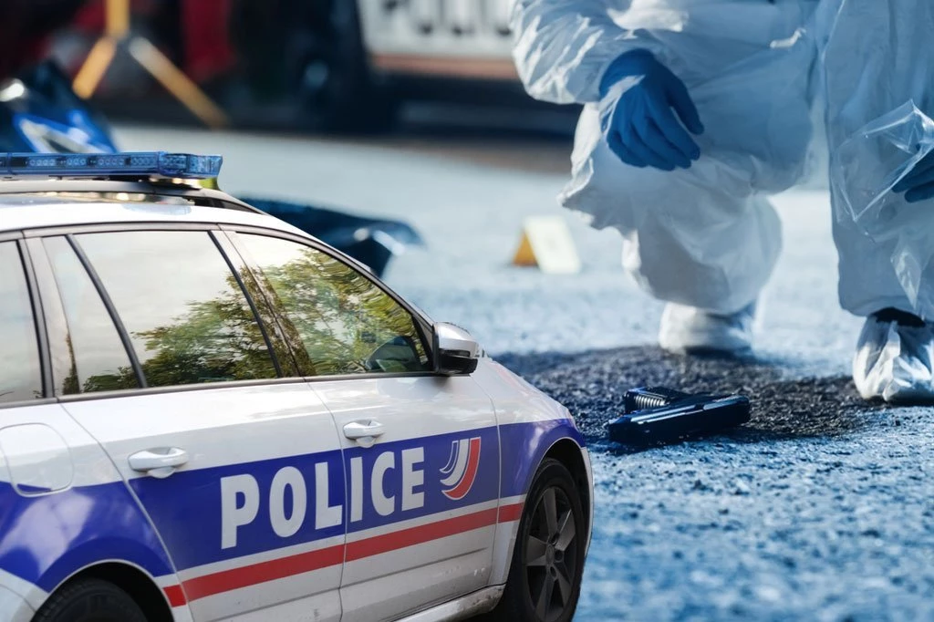 GNUSAN ZLOČIN POTRESA FRANCUSKU! Monstruozno ubistvo majke i 4 dece: Tela pronađena u stanu, otac u bekstvu!