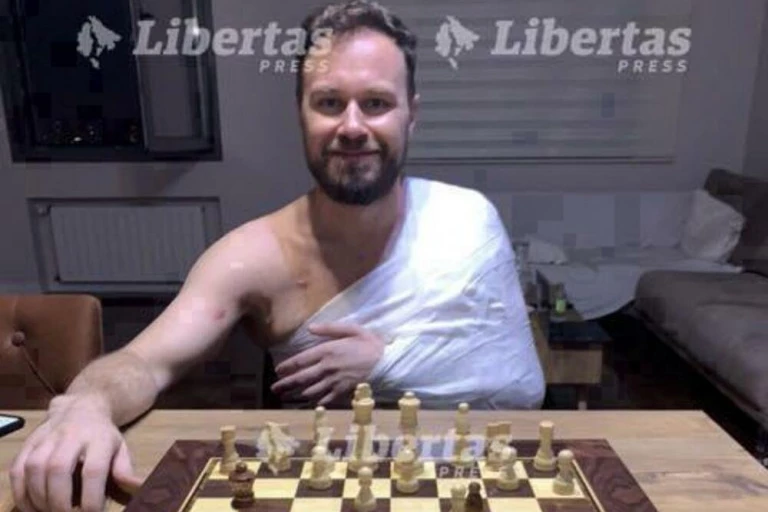 RADOJE ZVICER SAV U ZAVOJIMA! LIBERTAS OBJAVIO NOVU FOTOGRAFIJU: Preživeo atentat, pa zaigrao ŠAH! Šta govori OVAJ OSMEH? (FOTO)