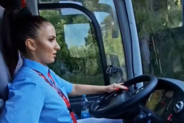 PA OVAJ SNIMAK JE HIT! Ovakvu šoferku još niste videli: Nezamislivo zgodna i atraktivna vozi bus i sluša STOJU! Pogledajte video koji je pokorio društvene mreže (VIDEO)