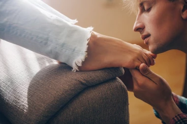 NAPOKON OTKRIVENO ZBOG ČEGA MUŠKARCE TOLIKO PRIVLAČE ŽENSKA STOPALA: Ovakvom objašnjenju se niko nije nadao (VIDEO)