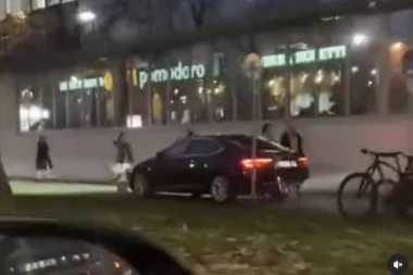 BAHATIM VOZAČIMA NIKAD KRAJA! Vozi po trotoaru kako bi zaobišao gužvu - ljudi u neverici!