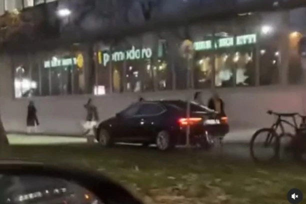 BAHATIM VOZAČIMA NIKAD KRAJA! Vozi po trotoaru kako bi zaobišao gužvu - ljudi u neverici!