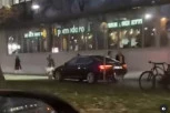 BAHATIM VOZAČIMA NIKAD KRAJA! Vozi po trotoaru kako bi zaobišao gužvu - ljudi u neverici!