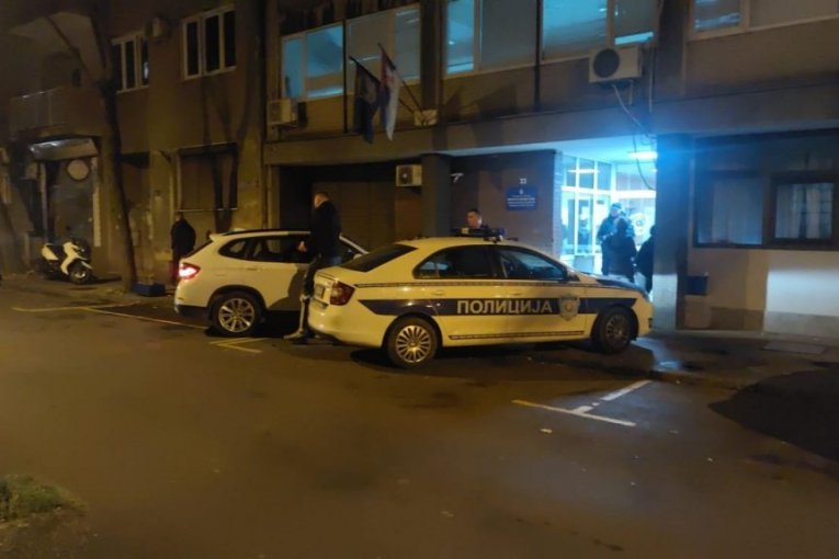 Janjuš ispred policijske stanice, I deo