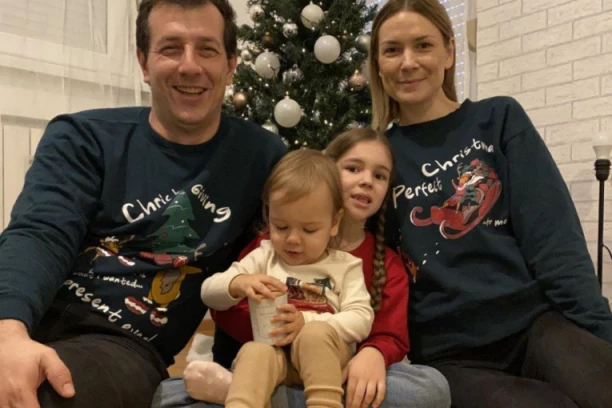 MALI LAV (2) SE DIGAO NA NOGICE I SITNIM KORACIMA ULAZI U NOVU 2024.! Porodici Teodorović iz Novog Sada najteža godina u životu se završila na najlepši način!