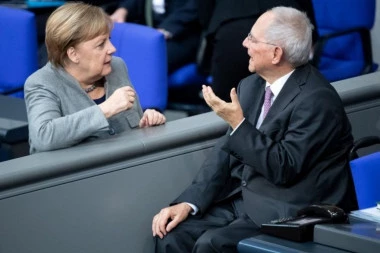 KUM EVRA I ČOVEK BEZ MILOSTI! Angela Merkel u suzama - ko je bio Volfgang Šojble?! (FOTO)