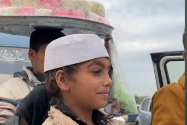 O LEPOTI OVOG DEČAKA BRUJI INTERENET: Stidljivi mališan je pogledao u kameru, nasmešio se i svi su zanemeli! (VIDEO)