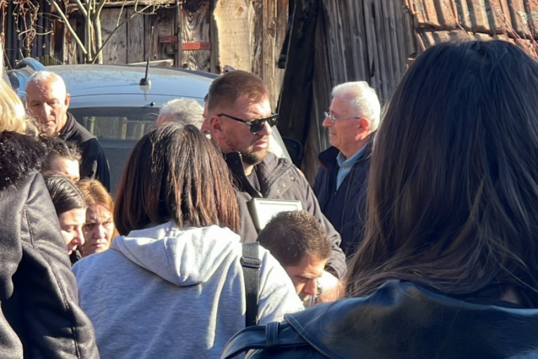 Janjuš grli sliku pokojnog brata Mihaila