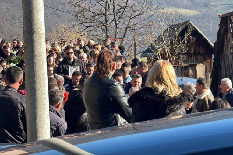 Janjuš grli sliku pokojnog brata Mihaila