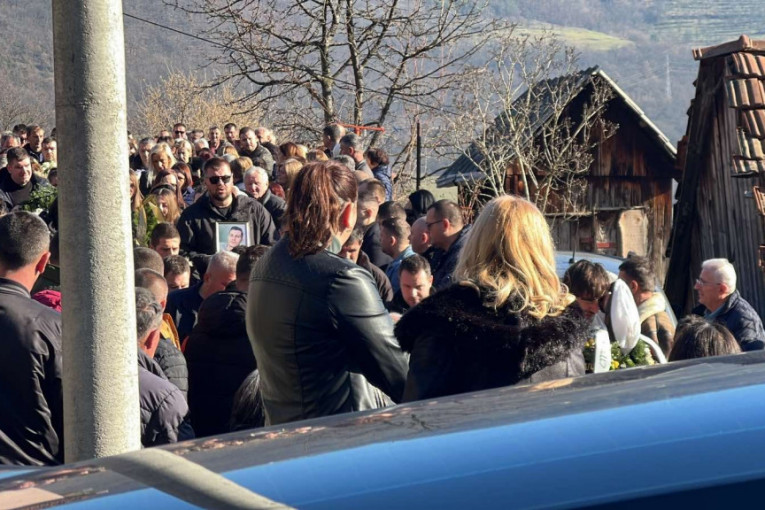 Janjuš grli sliku pokojnog brata Mihaila