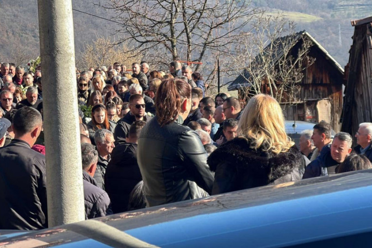 Janjuš grli sliku pokojnog brata Mihaila