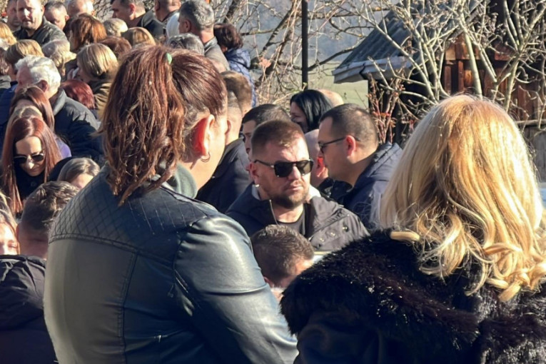 Janjuš grli sliku pokojnog brata Mihaila