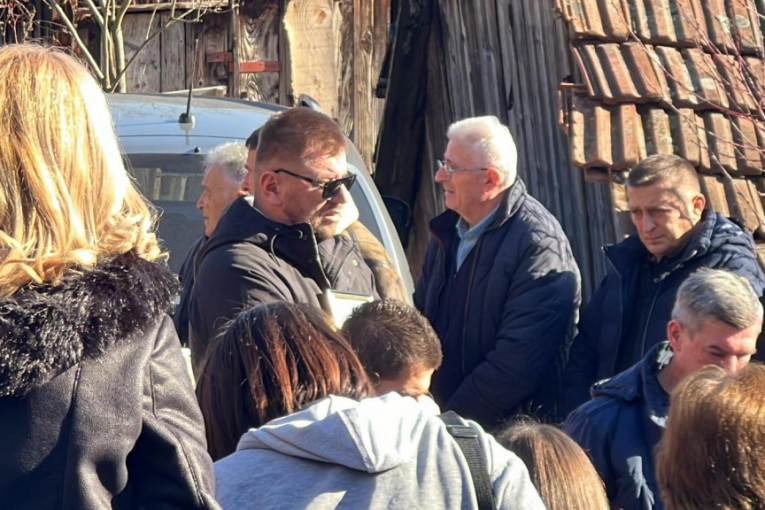 Janjuš grli sliku pokojnog brata Mihaila