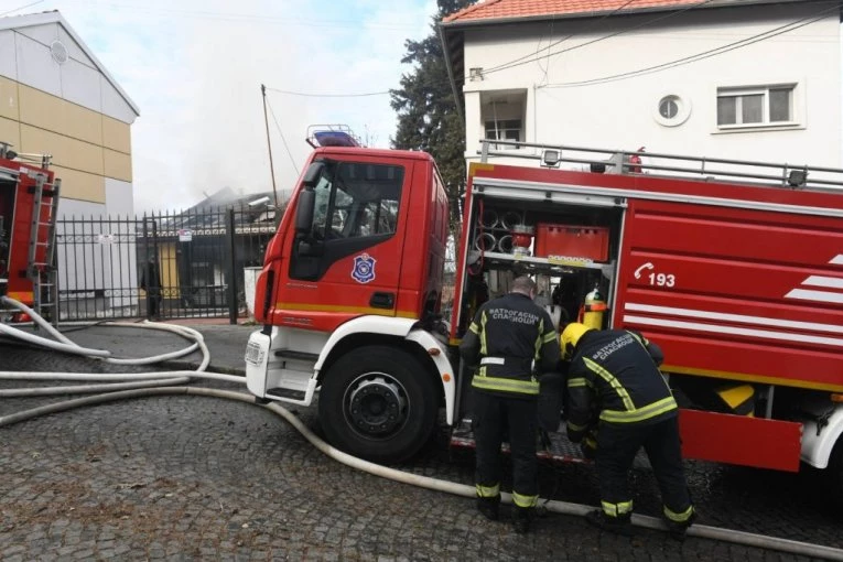 DRAMA NA BANOVOM BRDU! Gori cela stambena zgrada - Vatrogasci evakuisali stanare!
