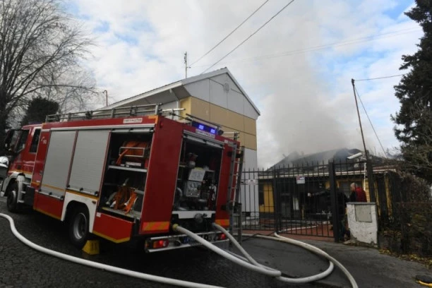 DEČAK POVREĐEN U POŽARU: Dete tokom igre slučajno zapalilo šupu, plamen zahvatio i kuću (FOTO)
