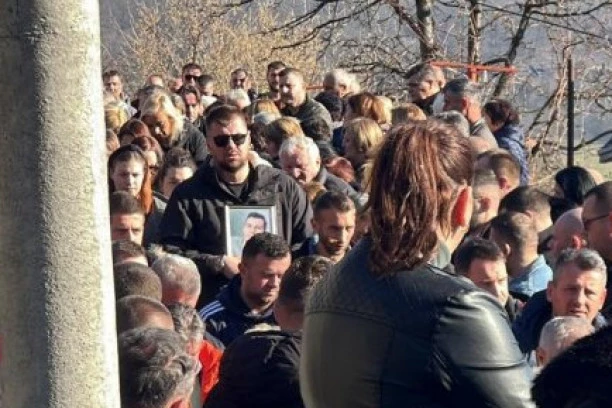 BATO MOJ, NE OSTAVLJAJ NAS: Janjuš priča sa slikom pokojnog brata, mazi je i rida iz sveg glasa! (VIDEO)