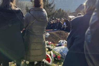 JANJUŠ ZAPOMAŽE NAD SANDUKOM BRATA MIHAILA, ENA GA NE ISPUŠTA IZ VIDA: Srceparajuće scene iz porodične kuće, Janjuševići skrhani bolom!