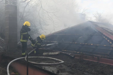 GORI STAN NA BANJICI! Veliki požar u Beogradu!