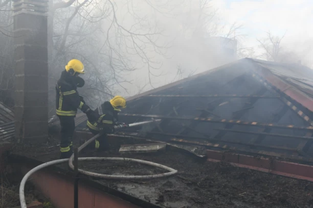 DRAMA NA SENJAKU, PAO KROV ZGRADE! Povređeni vatrogasci! (VIDEO)