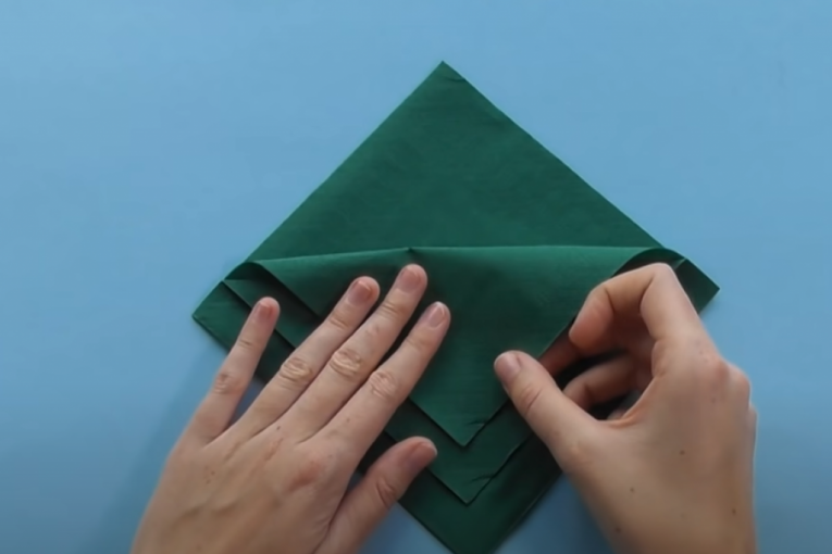 Drugi korak slaganja salvete