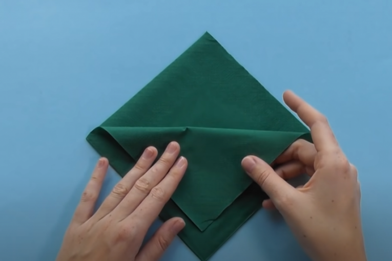 Prvi korak slaganja salvete