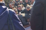 ENA DRŽI JANJUŠA DA SE NE BACI U RAKU: Potresne scene sa sahrane mladog Mihaila teraju jezu u kosti!