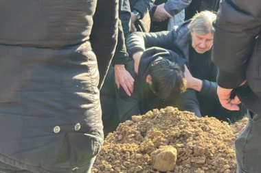 JANJUŠEV SREDNJI BRAT ZABIO GLAVU U RAKU: Ne dozvoljava da ZAKOPAJU Mihaila! (VIDEO)