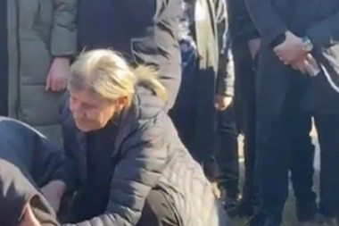 JANJUŠEV SREDNJI BRAT SE ONESVESTIO PORED RAKE: Boris se srušio, preplašena majka doletela munjevitom brzinom!