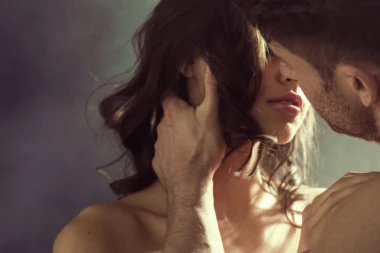 STAVI TAMO IZA, KAO DA SVIRA INSTRUMENT: Ovih 15 stvari muškarci rade tokom odnosa, a žene to MRZE!