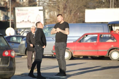 PRVE FOTOGRAFIJE JANJUŠA, NAKON SAHRANE BRATA MIHAILA: Zadrugar emotivno razoren, jedva na nogama stoji!