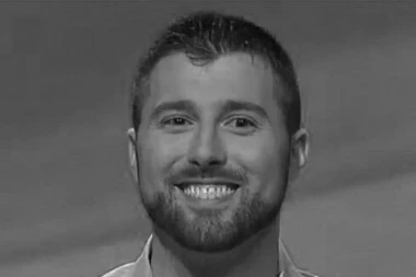 UMRO POPULARNI VODITELJ U 33. GODINI: Njegov suprug potvrdio tužne vesti!