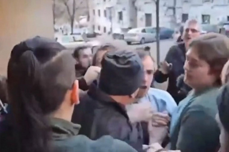 ANA BRNABIĆ OSUDILA MALTRETIRANJE DRŽAVNIH SLUŽBENIKA: Nikada ovakve siledžije neće pobediti u Srbiji