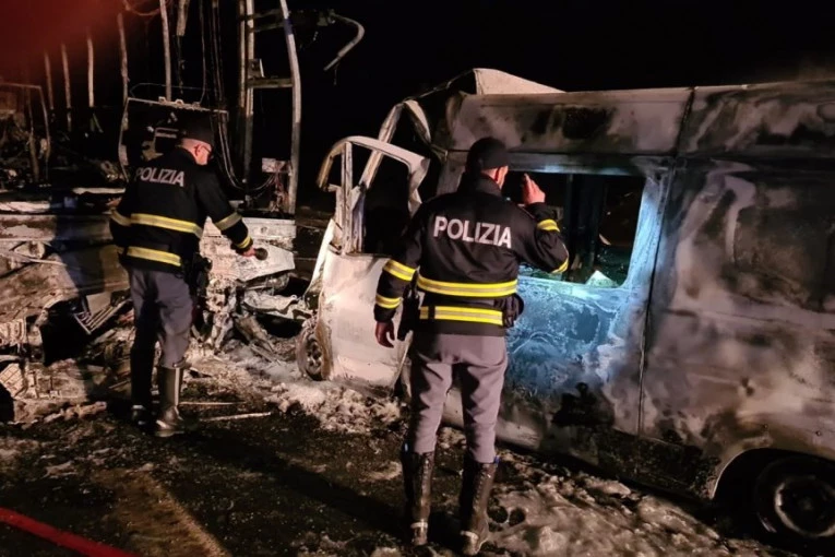 SUDARILI SE AUTOBUS PUN DECE I VOZILO HITNE POMOĆI! Horor u Italiji: Svi u kombiju poginuli, deca vrištala i dozivala roditelje! (FOTO, VIDEO)