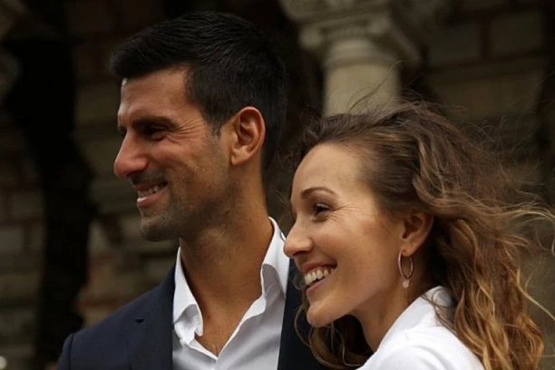 KAKVE VESTI IZ NOLETOVOG DOMA: JELENA ĐOKOVIĆ proslavila rođendan u STANU OD 2 MILIONA EVRA - Tara (7) napravila tortu, sve pršti od slavlja! (FOTO)