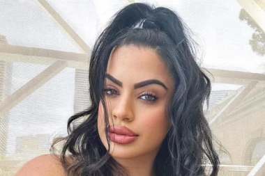 ZBOG OVE FOTOGRAFIJE SVI SU BULJILI U JEDNU PRSATU BRINETU: Kada se okrenula bilo je jasno zbog čega, AU (FOTO)