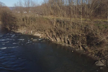 GOMILA SMEĆA KOJE UGROŽAVA MALINE I DRUGO VOĆE: Otpad na nepristupačnim terenima u Arilju: Šokantni detalji sanacije! (FOTO)