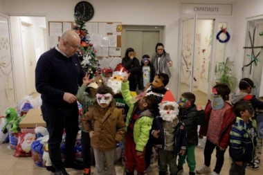 "Borba" obradovala mališane iz Prihvatilišta: I ove godine paketići za njih! (VIDEO)