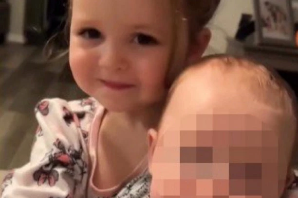 "ON JE SAMO MOJA BEBA": Sestra je prigrlila brata a onda je OVO šokiralo roditelje (VIDEO)