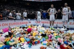 SVE JE JASNO! Evo koliko je igračaka PALO na parket Arene! Grobari napravili FEŠTU, a prikupljena je značajna SUMA novca! (VIDEO)